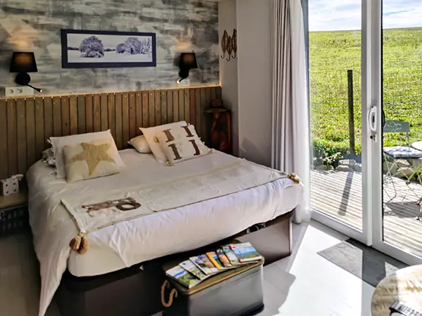 La chambre du gîte l'Oustalou offre une vue sur la campagne de l'Aubrac