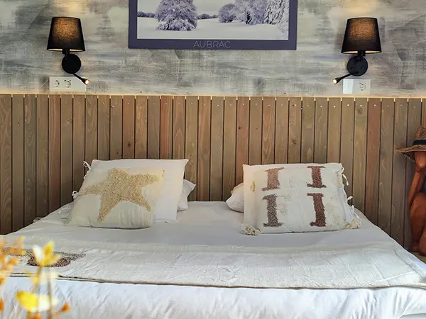Literie confortable du gîte l'Oustalou à Aumont-Aubrac