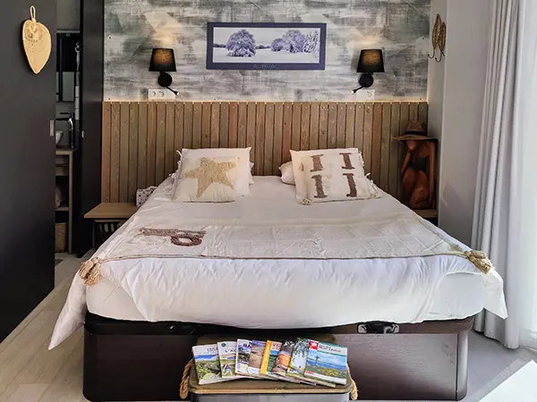 Chambre double de la tiny house l'Oustalou avec lit Queen size