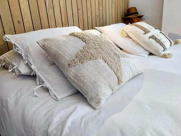 Chambre chaleureuse et cosy de la tiny house l'Oustalou à Aumont-Aubrac