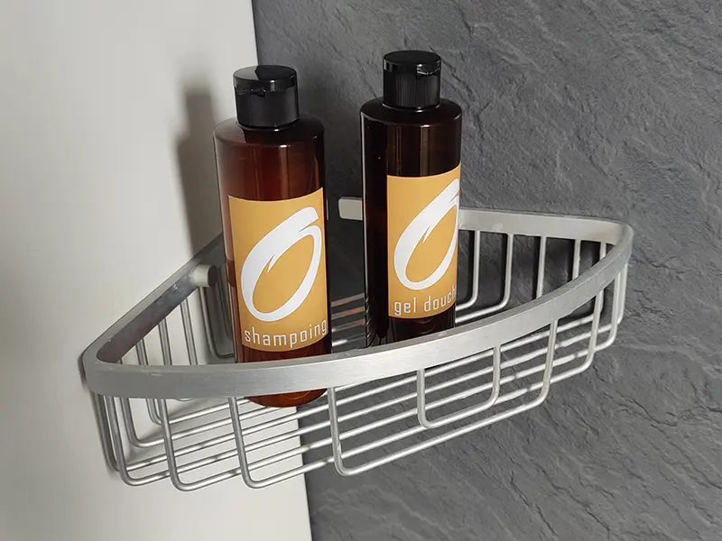 Salle de bain moderne et fonctionnelle de la tiny house l'Oustalou