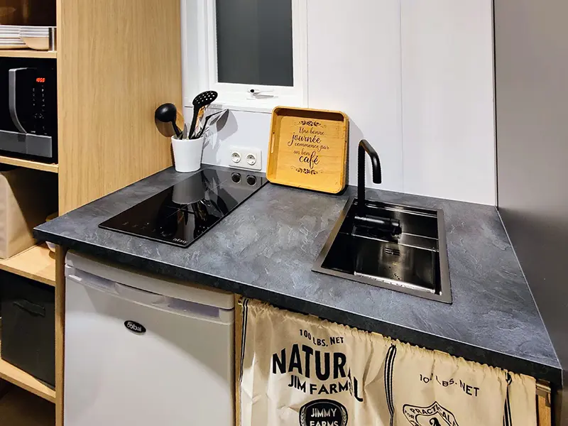 Kitchenette fonctionnelle et bien équipée du gîte l'Oustalou