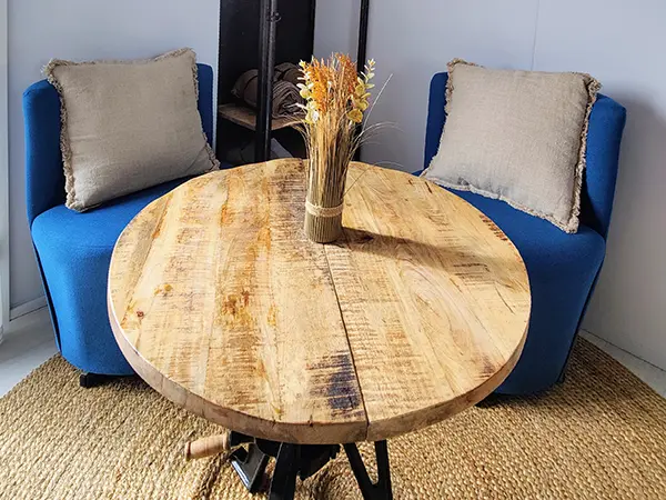 Table basse ou haute pour prendre votre repas à l'Oustalou