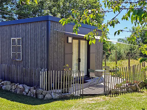 Terrasse privative de la tiny house l'Oustalou avec vue sur la campagne