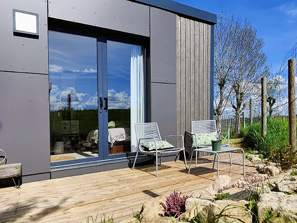 Accès direct à la terrasse depuis le gîte l'Oustalou