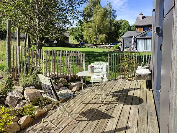 Vue dégagée sur le jardin et la campagne à l'Oustalou